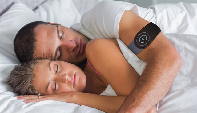 いびき防止ウェアラブルが登場!時計のように装着するだけで睡眠姿勢を調整 画像