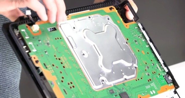 ソニーが「PS4 Pro」の“分解映像”を大公開！ 画像