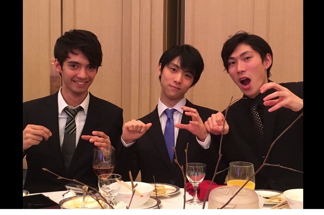 羽生結弦＆田中刑事＆日野龍樹、「PPAP」ポーズの3ショット！ 画像