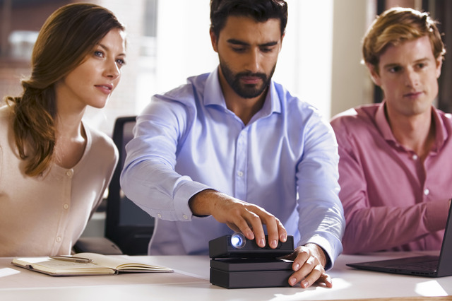 レノボ、重ねることで機能拡張できるモバイルプロジェクター発売 画像