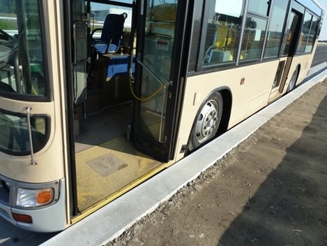 バス乗降時のバリアフリー化を実現する新形状の縁石とは？ 画像