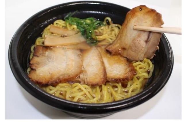 とろけるチャーシューが4枚も！ファミマのラーメン新商品が期間限定発売！ 画像