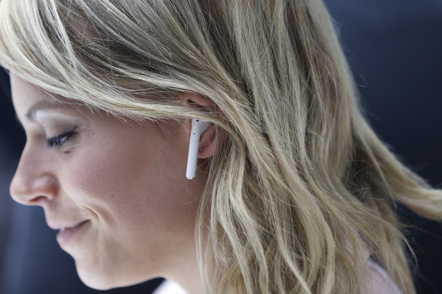 au、Appleのワイヤレスイヤホン「AirPods」を22日に発売！ 画像