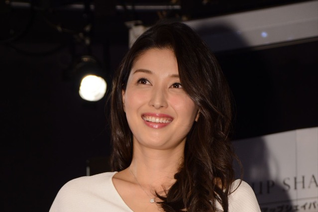 橋本マナミ、紅白のセクシー衣装は「ワカメちゃんみたいにパンツ見えてた」!? 画像