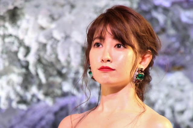 小嶋陽菜がセクシーショット投稿！透け感のある衣装にファン興奮 画像