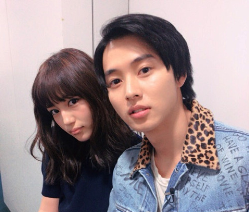 川口春奈と山崎賢人のツーショットに「本当のカップルみたい」とファン嫉妬 画像