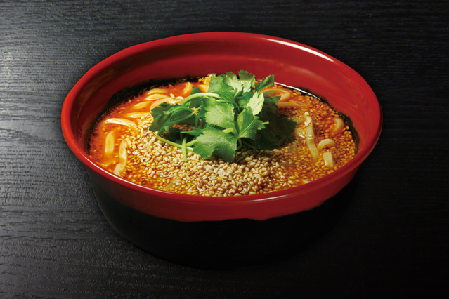 くら寿司、自慢の魚介だしを使用した「胡麻香る担々麺」を20日発売 画像