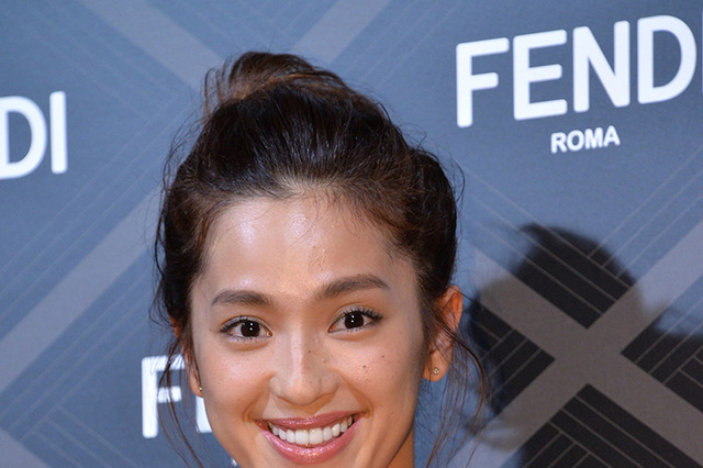 中村アン、胸元ちらりのウェア姿にファン感激 画像