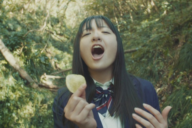 歌が上手すぎる女子高生・鈴木瑛美子さんが湖池屋のシュールなCMを歌い上げる 画像