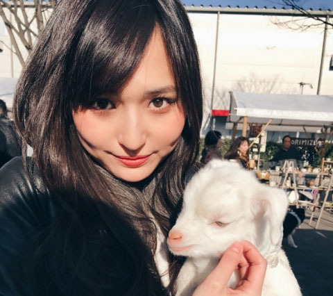 山賀琴子の赤ちゃんヤギ抱っこにファンうっとり 画像