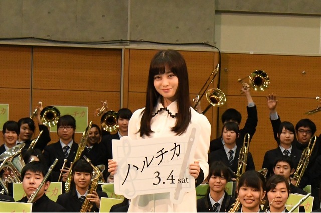 佐藤勝利＆橋本環奈、116名の生徒と一緒に演奏！「泣きそうです!!」 画像