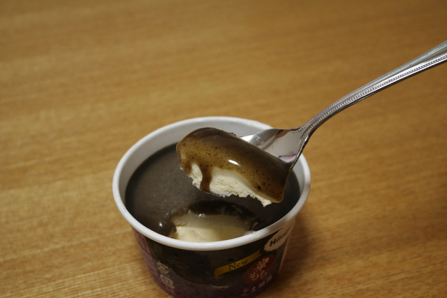ハーゲンダッツの「華もち」シリーズ新商品「きなこ黒みつ」「ごま胡桃」を食べてみた！ 画像