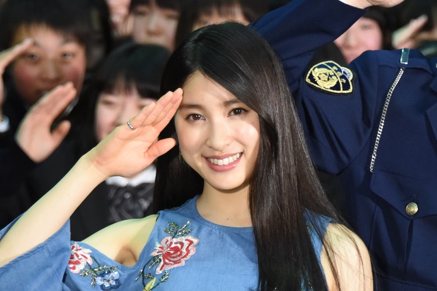 KAT-TUN亀梨和也と土屋太鳳が女子高にサプライズ登壇！泣きだす生徒も 画像