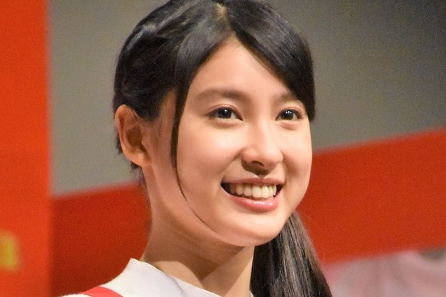 土屋太鳳、制服を着て“JK”に!「天使ですか?!」「めっちゃ可愛いです!」と話題 画像