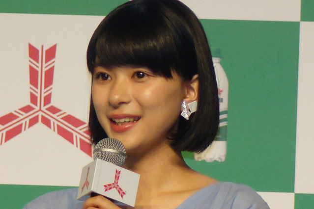 芳根京子、キュートすぎる警察官ショットを公開 画像