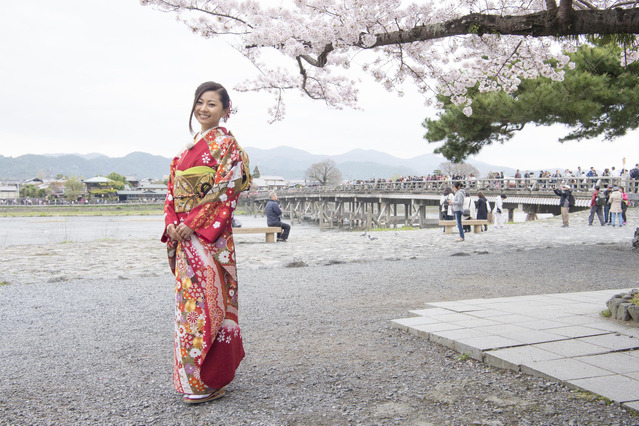 倉木麻衣が嵐山一日観光大使に!深紅の着物姿で登場 画像
