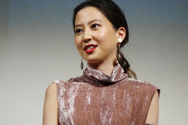 河北麻友子、背中ぱっくりセクシー衣装で登場「1920年代のビンテージ感のあるワンピで」 画像