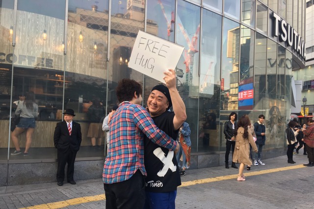 極楽とんぼ・山本、レギュラー番組を渋谷・原宿で宣伝 画像