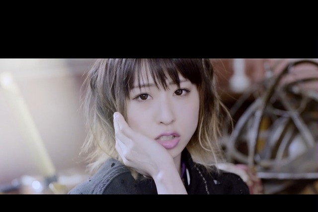 綾野ましろ「NEWLOOK」MV公開!へそ出しルックで色気漂う映像に 画像