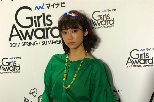 山谷花純が緑のワンピースでGirlsAwardに登場!センターステージでは笑顔も 画像