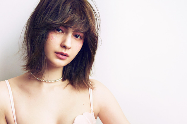 マギー、人魚チックな下着姿を披露！雑誌「sweet」の裏表紙で 画像