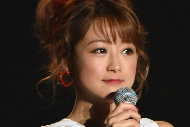 鈴木奈々が自身の「初表紙」を投稿！約8年前の写真にファン「メチャメチャ、ギャルだったねっ」 画像