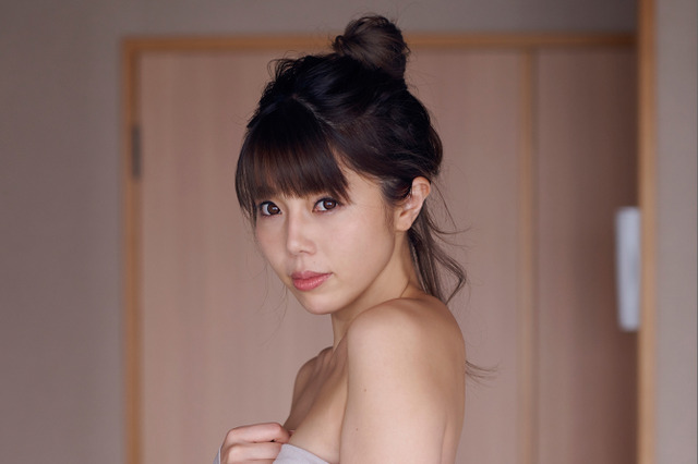 レイザーラモンHGの妻・住谷杏奈、大胆な“手ブラ”や下着カット挑戦 画像