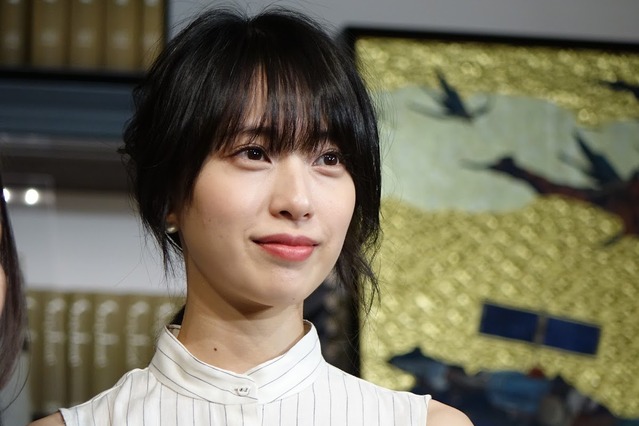 戸田恵梨香の制服姿に「足細い！！現役いける」の声 画像