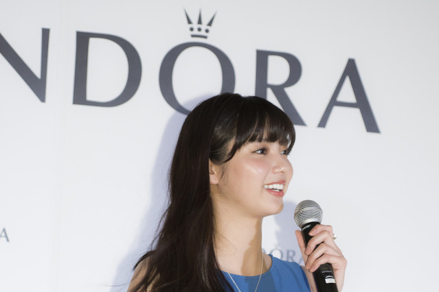 新川優愛、筧美和子とのラブラブっぷりを明かす「会えないときはお風呂で2時間くらい電話」 画像