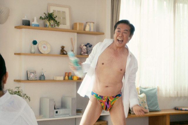「乳首ドリル」の次は「そんなの関係ねぇ！」西岡徳馬、CMで小島よしおとネタを披露！ 画像