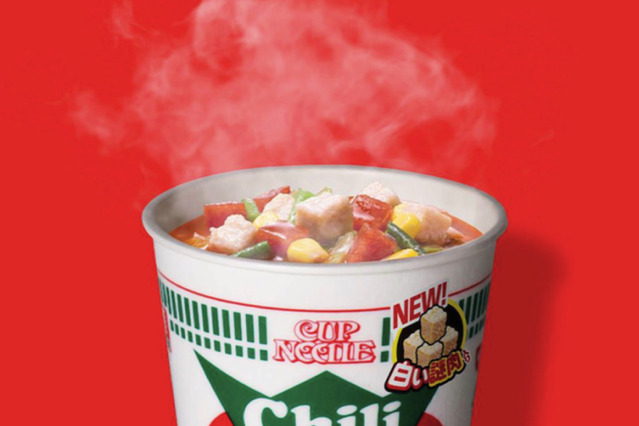 あの謎肉が白くなった！「カップヌードル チリトマトヌードル」に新種採用 画像