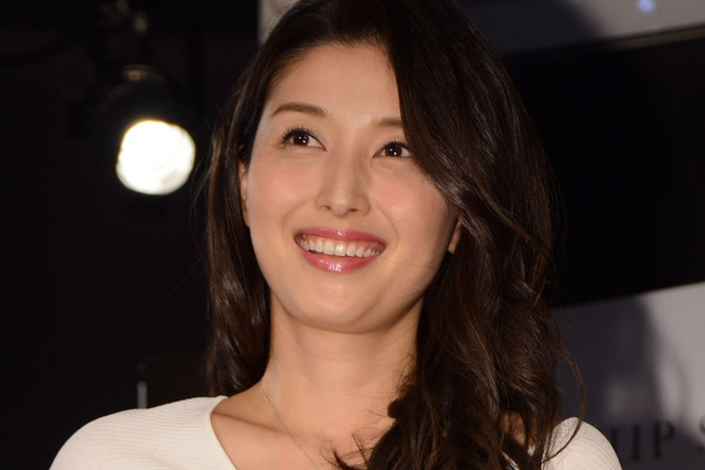 橋本マナミ、水着の食い込んだプリ尻ショットを公開！「素晴らしい!!」「お尻ムチムチ！」 画像