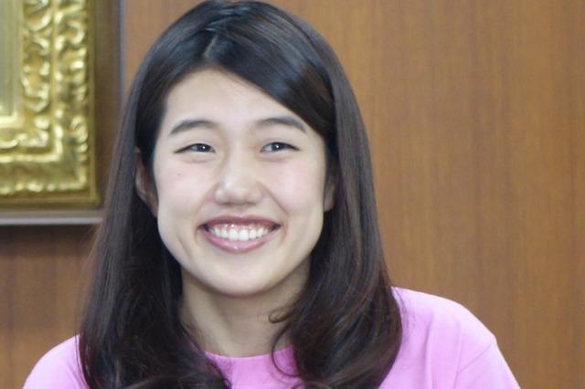 顔の大きさが……!? 横澤夏子、足立梨花とのセーラー服ショットを公開 画像