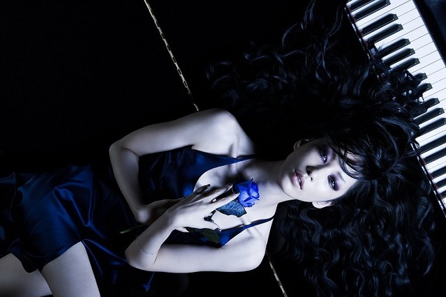 中島美嘉の妖艶な姿が公開に！バラを抱えてピアノに横たわる新ジャケット 画像