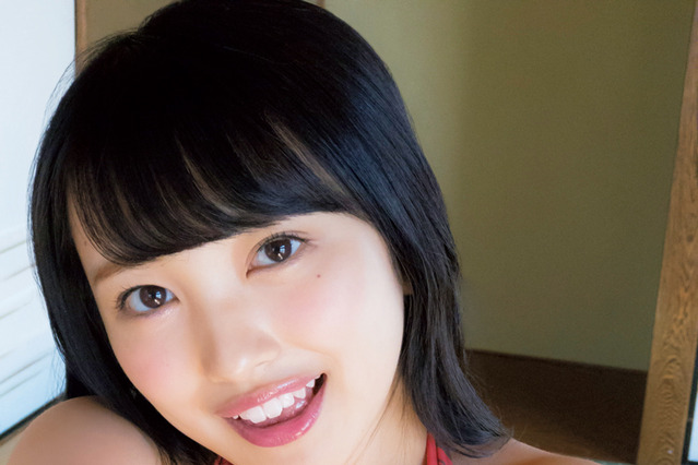 グラビアをスマホ撮影！AKB48・向井地美音、自然体の表情見せる 画像