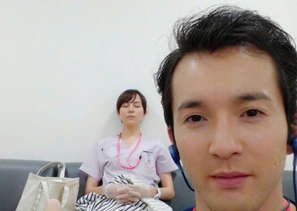 浅利陽介、比嘉愛未を隠し撮り！“爆睡中