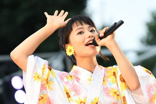 足立佳奈、浴衣姿で「神宮外苑花火大会」に登場！「キムチ」を熱唱 画像