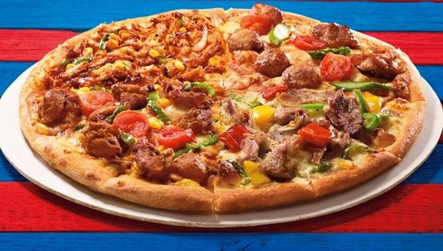 チキンとポークがハーフ＆ハーフ！「クワトロ・トリブタッグ」がドミノ・ピザから 画像