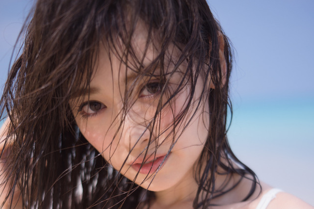 泉里香、オフィシャルカレンダー発売決定!1st写真集には掲載されなかったカットが!! 画像
