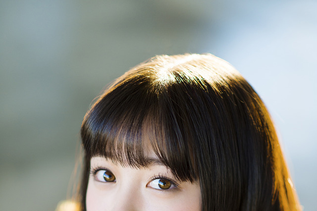 橋本環奈がカレンダー発売！18歳にかけての1年に密着 画像