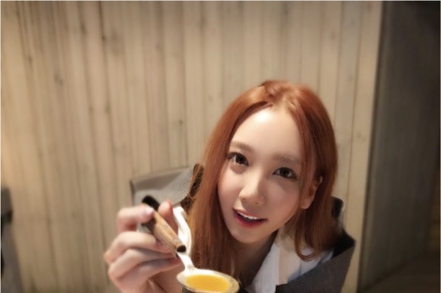 ざわちん、“彼女とデートなう”写真の第2弾は“あ~ん”ショット! 画像