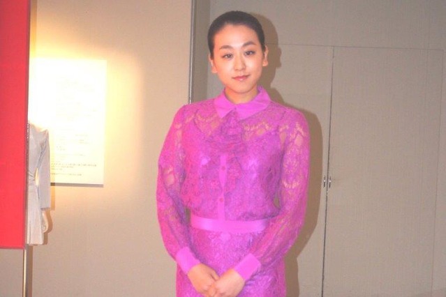 浅田真央、イベントで仰天!自身の展示会場に姉・浅田舞がサプライズ登場 画像
