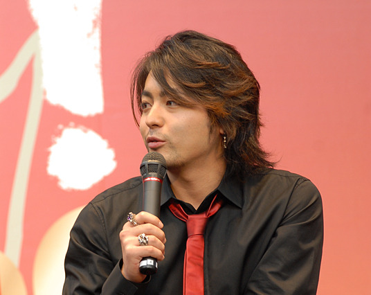 山田孝之、衝撃の女装姿を披露！「毛が」「濃い美人」 画像