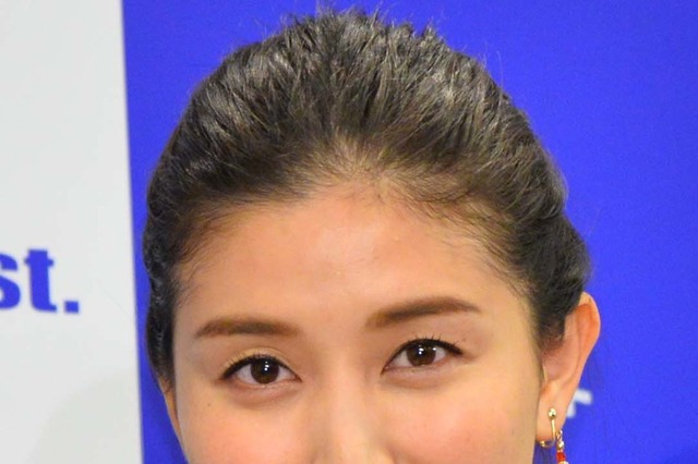 橋本マナミ、インスタで股間タッチショットを公開!? 画像