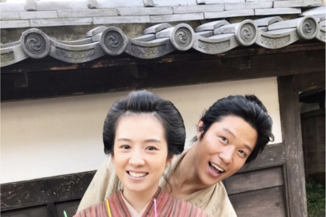 桜庭ななみ、NHK大河『西郷どん』現場で誕生日！主演の鈴木亮平と2ショット 画像