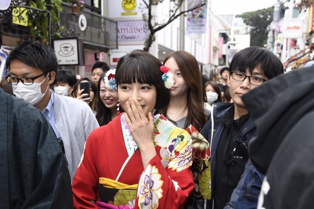 広瀬すず、振袖姿で竹下通りにサプライズで登場！ 画像