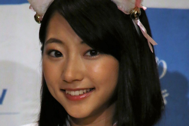 武田玲奈、白タンクトップでセクシーな肩出しスタイル披露 画像