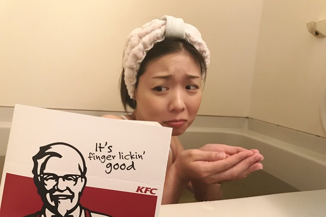 超絶臭い！！！フライドチキン風呂に入る！ 画像