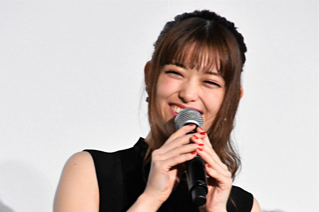 松村沙友理、写真集への期待高まる美脚ショット公開！「ヤバイ」「ドキドキする」 画像