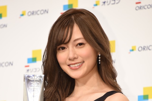 白石麻衣が写真集年間ランキング1位を獲得、トップ10中の6作品が乃木坂46! 画像